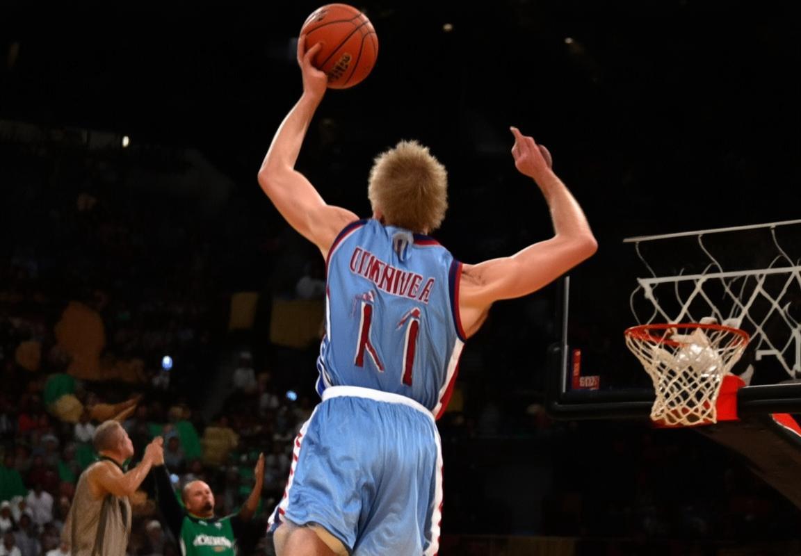 2004年火箭公牛巅峰对决：姚麦双星传奇之战深度解析(图2)